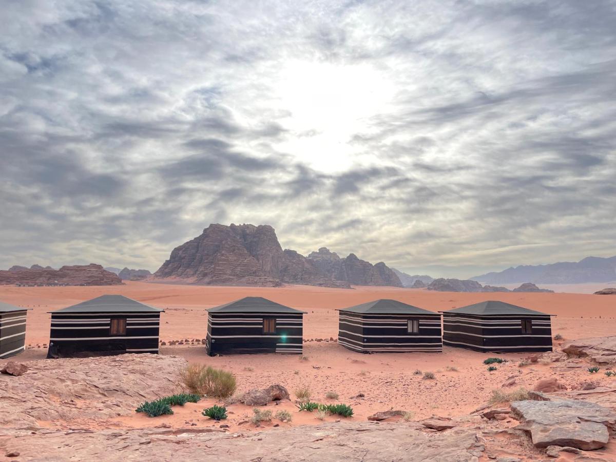 Wadi Rum Bedouin Tour With A Camp Exterior foto